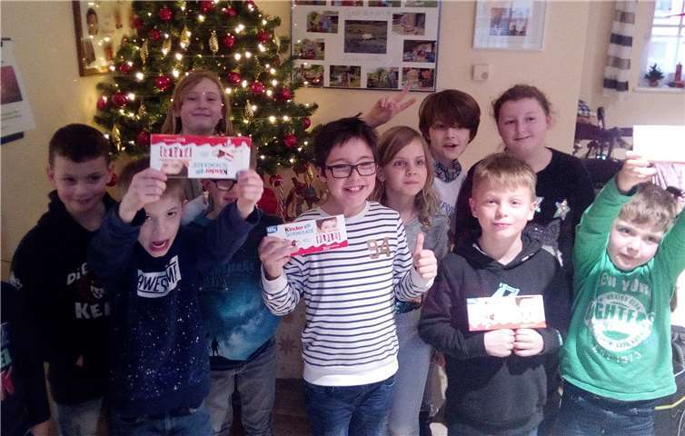 Für die Grundschulkinder gab es am Ende eine süße Belohnung dafür, dass sie die Weihnachtsfeier der Senioren mit ihren Liedern verschönert hatten. Foto: privat