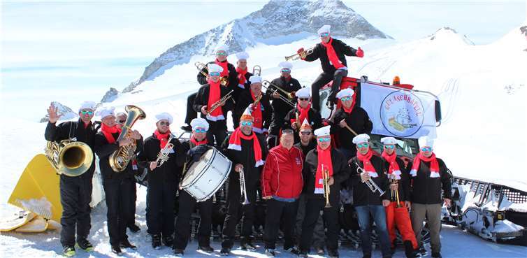 Für die Gulaschkapell‘ fing das Auftrittswochenende mit einem Fotoshooting und einem spontanen Platzkonzert auf 2000 Metern Höhe auf dem Hintertuxer Gletscher an.Foto: privat