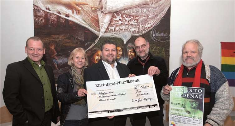 Für die Heinz Gries-Stiftung überreichten die Stiftungsratsmitglieder Sabine Liebsch und ihr Bruder Peter Gries einen Scheck über 500 Euro an Pfarrer Ingo Schrooten (r.) für eine Konzertlesung des Dichters und politisch aktiven Priesters Ernesto Cardenal aus Nicaragua.