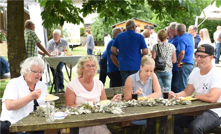 Für die Jubiläumsfeiern hatte man unter den Bäumen dekorierte Holztische aufgestellt.