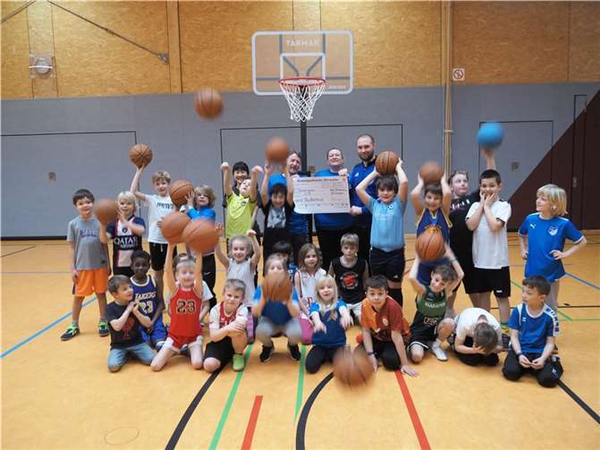 Für die Jugendbasketballgruppe des SC Bad Bodendorf konnten mit Unterstützung des Fördervereins altersgerechte Basketbälle und eine höhenverstellbare Korbanlage angeschafft werden.  Foto: privat