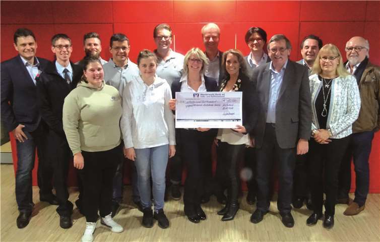 Für die Jugendförderung in Kurtscheid kamen 10.500 Euro zusammen (von links): Johannes Hammelstein, Michael Wilbert, Rafaela Funk, Thomas Frey, Klaus Wittlich, Marie Wittlich, Martin Stüber, Elisabeth Stüber, Norbert Menzenbach, Rebecca Eul, Jutta Spies, Ferdi Wittlich, Helmut Ewenz, Andrea Ruhl, Fridel Wagner.privat
