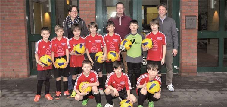 Für die Jungen der Grundschule Ahrweiler gab es neue Fußbälle und neue Trikots. privat