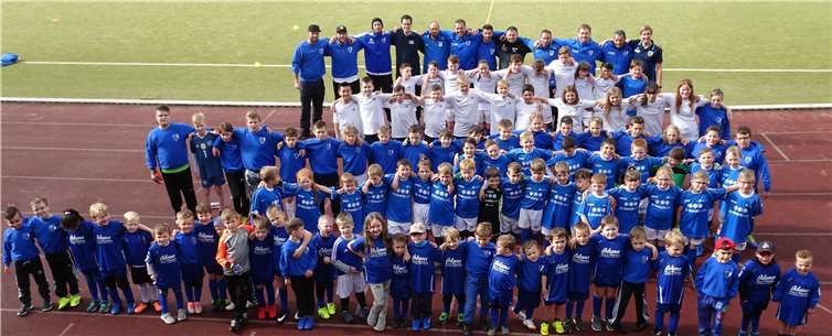 Für die Juniorentrainer und –spieler des SV Ochtendung ist die Sommerpause beendet. Ihr in aller Regel wöchentlich zweimaliges Training ist angelaufen. Die ersten Testspiele stehen an. In Kürze startet auch die Punkterunde 2019/20 für alle. Neu- oder Wiedereinsteiger und – Einsteigerinnen sind in allen Teams willkommen und können sich zu den Trainingszeiten im Jakob-Vogt-Stadion einfinden. Foto: privat