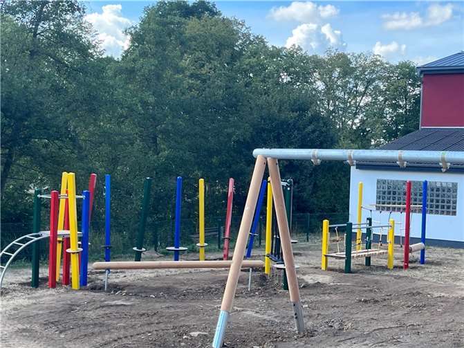 Neue Spielgeräte aufgebaut  Für die Kinder der Gemeinde wird das Spielen bald wieder bunter.  Foto: VG Selters
