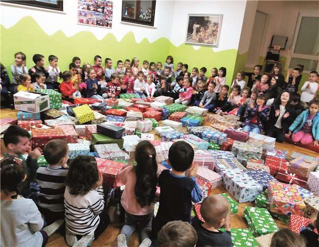 Für die Kinder des Kindergartens in Mostar ist das Auspacken der Weihnachtsgeschenke immer wieder ein unvergessliches Erlebnis.Foto: privat