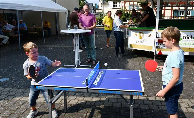 Für die Kinder gab es eine Hüpfburg und eine Tischtennisplatte, wo sie sich sportlich betätigen konnten. Fotos: -RASCH-