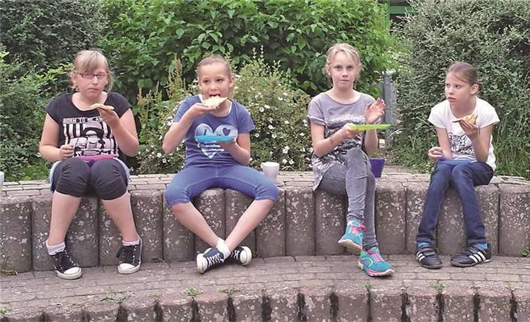 Für die Kinder gab es leckere Pizza und eine Menge Spaß bei Spielen jeder Art auf dem Schulhof. privat