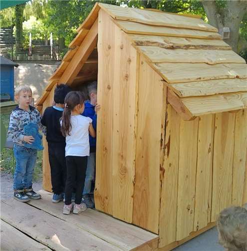 Für die Kinder ist das neue Haus jetzt der Mittelpunkt des Außengeländes.  Foto: privat