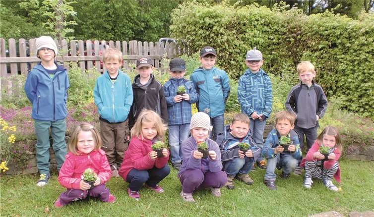 Für die Kinder kam bei der Blumenverkaufsaktion eine schöne Summe zusammen.privat