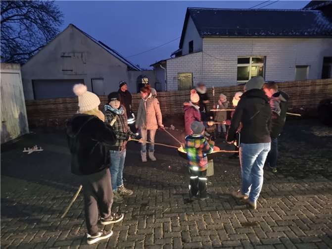 Für die Kinder machte die Feuerwehr Stockbrot.