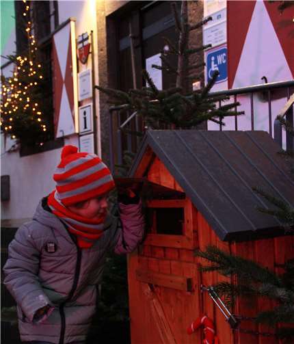 Für die Kinder steht vor dem Rathaus ein Briefkasten bereit - die Post geht direkt an den Weihnachtsmann.