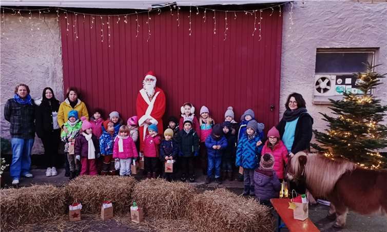 Für die Kinder überraschend kam der Weihnachtsmann.Foto: privat