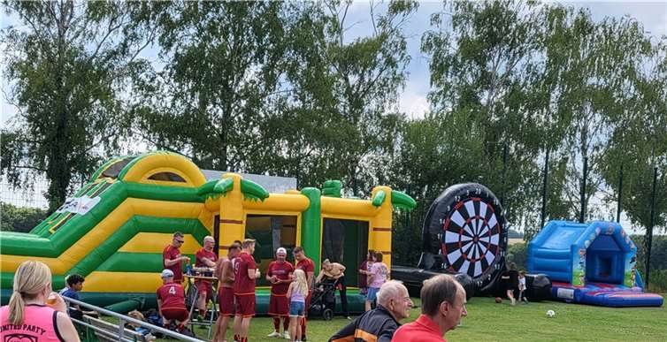 Für die Kinder wurden verschiedene Hüpfburgen aufgebaut.