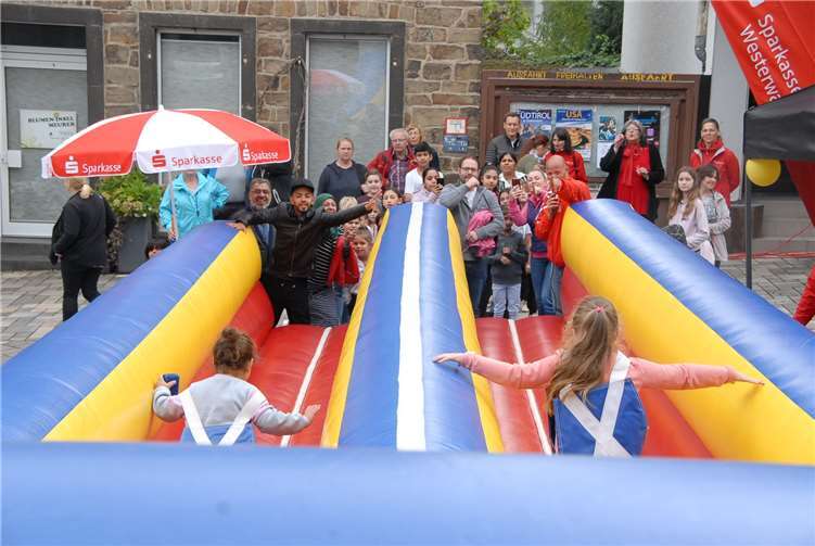 Für die Kinder wurden viele lustige Spielmöglichkeiten angeboten - woran auch die Erwachsenen ihre Freude hatten.