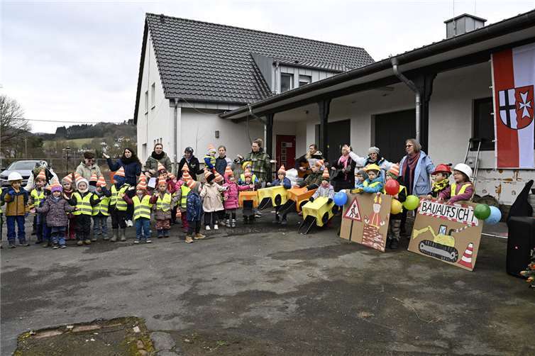 Für die Kindergartenkinder der Kita „Wibbelstätz“ in Hönningen war es ein besonderer Tag. Ausgestattet wie Bauarbeiter feierten sie den Start der Arbeiten zur Sanierung ihres neuen Reiches.  Foto: BURG