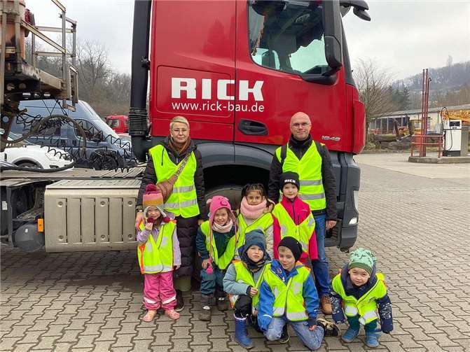 Für die Kita-Kinder endete ein interessanter und spannender Ausflug mit Julia Magel und Stefan Grün auf dem Betriebsgelände der Burgbrohler Baufirma.  Foto: privat