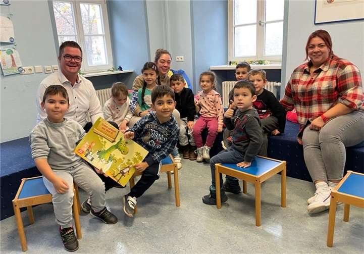 Für die Kita-Kinder liest Bürgermeister Jung „Urmel schlüpft aus dem Ei“. Foto: Stadt Neuwied