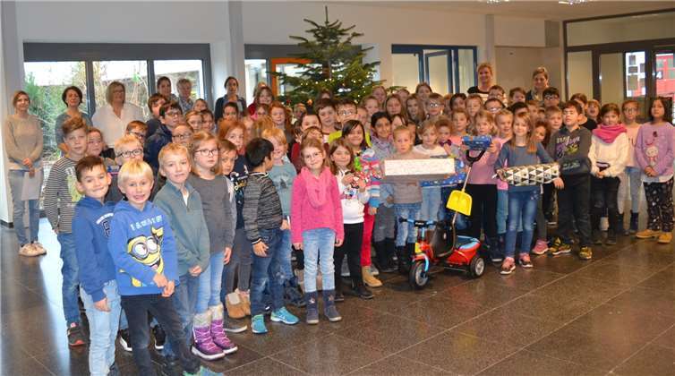 Für die Klassen war es selbst eine kleine Bescherung, als sie ihre liebevoll verpackten Geschenke Martina Prüm überreichen konnten, sodass diese pünktlich zum Fest auf den Gabentischen standen.privat