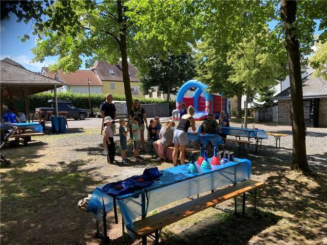 Für die Kleinen gabs Spiele unter den Schatten spendenden Bäumen und auf der Hüpfburg konnten sie sich austoben.