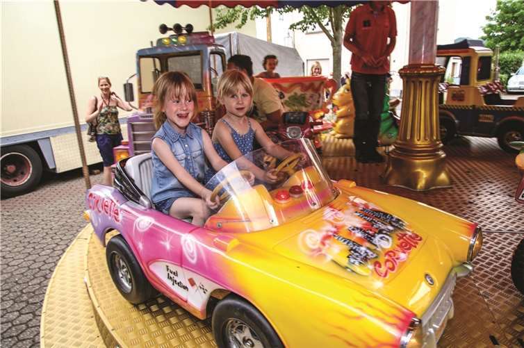 Für die Kleinen ist eine Fahrt auf dem Karussell immer ein großer Spaß. 