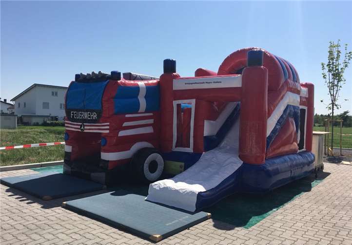 Für die Kleinen steht eine Hüpfburg zur Vergnügung zur Verfügung. Privat