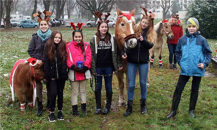 Für die Kleinen war Abwechslung mit Ponyreiten angesagt.