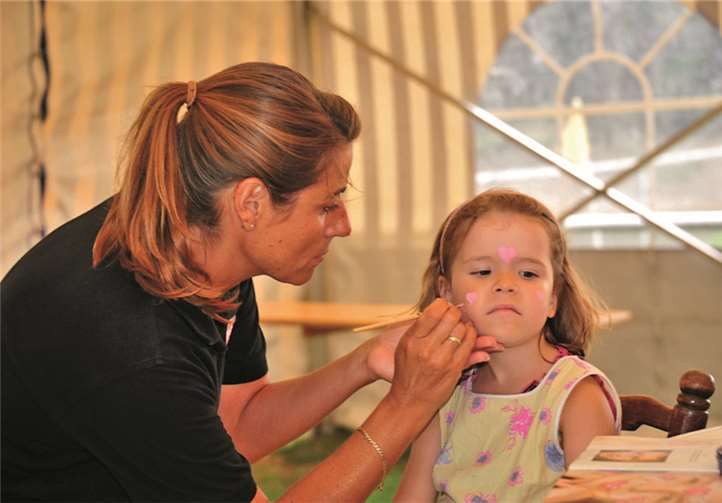 Für die Kleinsten wurde Kinderschminken angeboten.