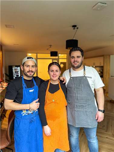 Für die Köch:innen Tim Maur, Lucy und Justin Ströder war es auch eine ganz besondere Erfahrung. Durch Marvin Maur ist ihnen die Hospizarbeit vertraut und sie wissen um den unschätzbaren Wert, der solche Aktionen für die Gäste und ihre Angehörigen hat.  Foto: Marvin Maur