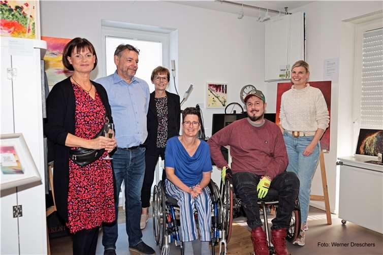 Für die Künstlerin Katja Kerschgens (Mitte) hat sich ihr Leben mit der Kunst komplett verändert.  Foto: Werner Dreschers