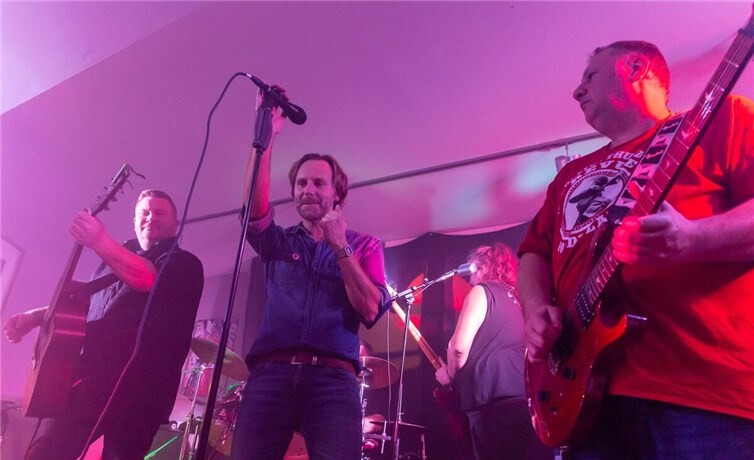 Für die Mayener Musiker Jörg Ebertz, Marco Weiler und Wolfgang Steffens gerieten die Auftritte dabei zu einem echten Heimspiel.Foto: HetPix Fotodesign 