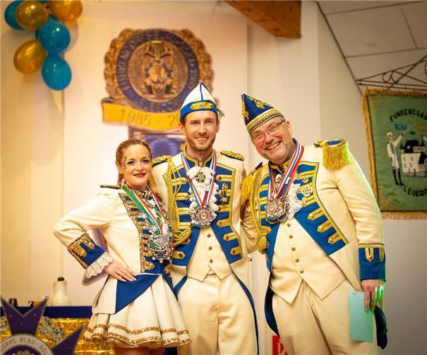 Für die Moderation auf der Bühne sorgten (v.l.n.r.) unser Mariechen Sarah Böer, der 1. Vorsitzende Peter Zwiener sowie der 1. Kassierer und Kommandant Andre van den Hurk.