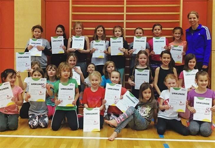Für die Mühen belohnt: 25 Mädchen erhielten die Urkunde für das Deutsche Turnabzeichen.  privat