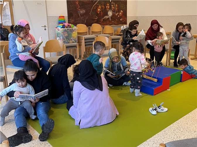 Für die Mütter war es eine schöne Erfahrung, wie viel Nähe das Vorlesen schafft.  Foto: Christa Fröhlich