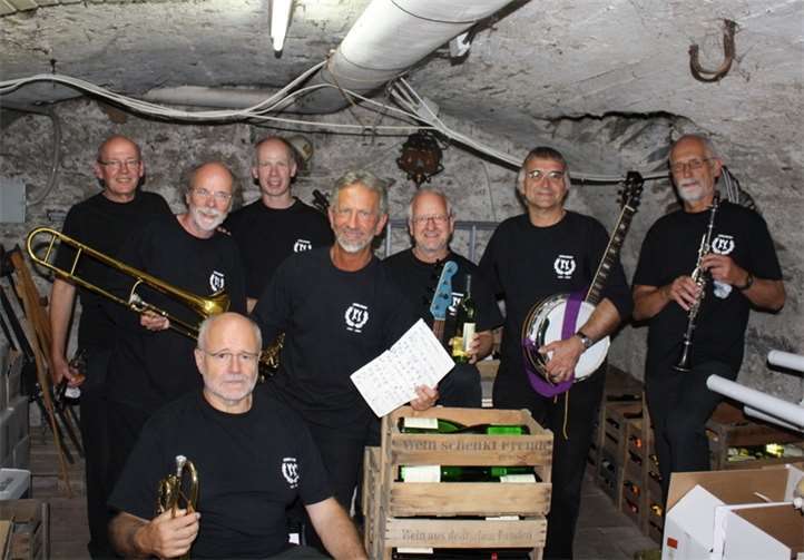 Für die Musical Aaschplättcher Company ist die Veranstaltung gleichzeitig das Finale einer lang andauernden Musikkarriere in der Region: Die Jazzband verabschiedet sich mit dem Auftritt in Brey endgültig von der Bühne. Foto: privat