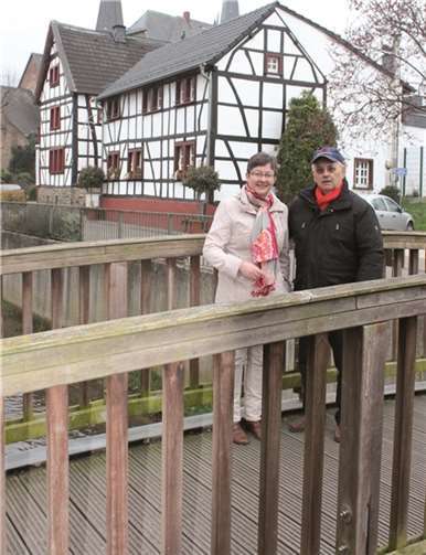 Für die Odendorfer SPD-Ratsmitglieder Gisela Hein und Ernst Ostermann ist es nicht nachvollziehbar, dass die Pflege der Holzbrücken derart vernachlässigt wurde.privat