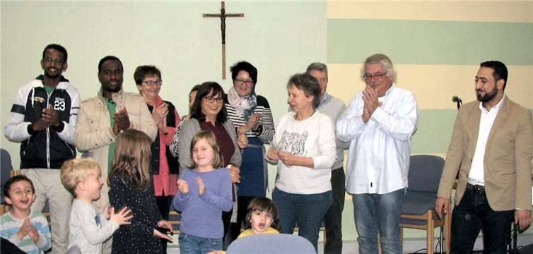 Für die Ökumenische Flüchtlingsinitiative dankte Martina Kissel-Staude (4. v.r.) der Vorsitzenden Filiz Achhammer (Mitte, vorne) und Beiratsmitglied Wolfgang Riehl (2. v.r.) für die willkommene Spende des Beirats für Migration und Integration.privat