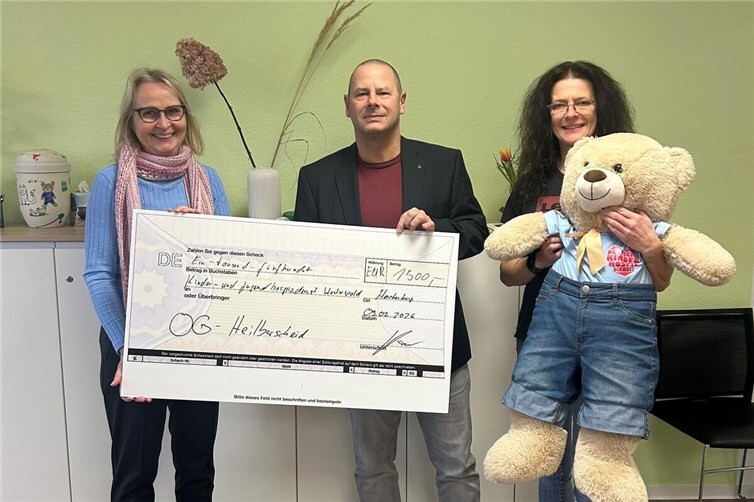 Für die Ortsgemeinde Heilberscheid kam Ortsbürgermeister Manfred Haase gemeinsam mit dem Ratsmitglied Anja Diel nach Hachenburg, um Koordinatorin Doro Meurer und Bärenbotschafter Hope den symbolischen Spendenscheck in Höhe von 1.500 Euro zu überreichen. 