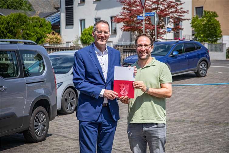 Für die Ortsgemeinde Nentershausen nahm der Beigeordnete Andreas Egenolf den Förderbescheid für die Dorfmoderation entgegen.  Foto: VG Montabaur/Sandra Lorenz