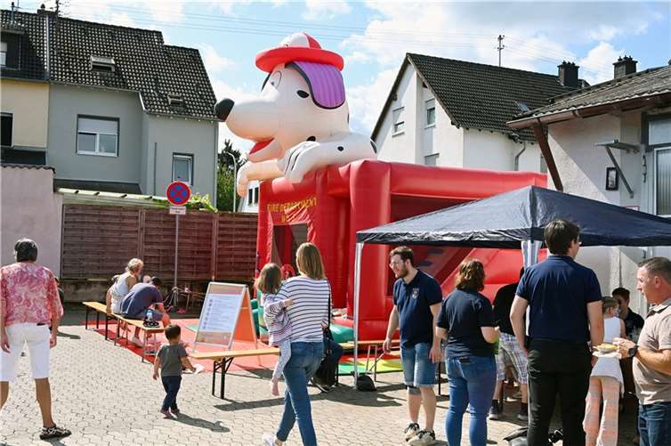 Für die Pänz gab es eine Hüpfburg.  Fotos: RASCH