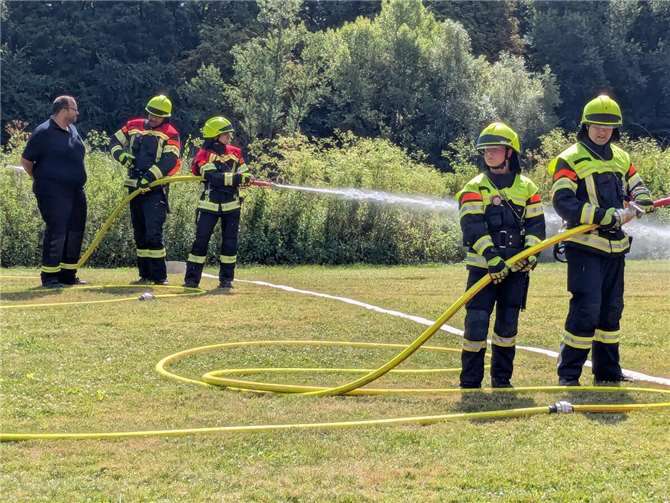 Für die Prüfung zum Leistungsabzeichen in Bronze musste u.a. ein Löschangriff gezeigt werden.