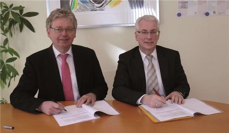 Für die „Raiffeisen-Region“ unterzeichnete Bürgermeister Volker Mendel (r.) die beabsichtigte Kooperationsvereinbarung und für die Region „Rhein-Wied“ Bürgermeister Werner Grüber. privat