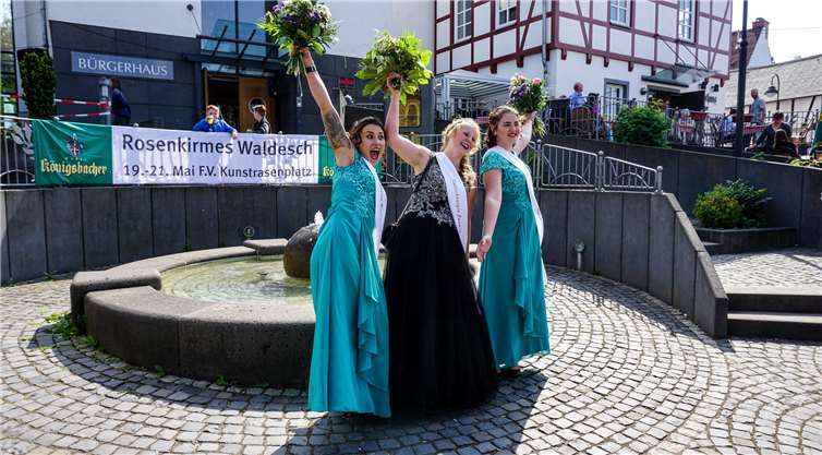 Drei Tage ausgelassene Stimmung rund um die Kirche Für die Rosenmajestäten begann das zweite Jahr ihrer Regentschaft, sie eröffneten die diesjährige Kirmes EP