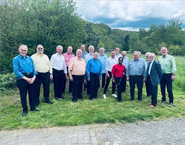 Für die Sänger war es selbstverständlich, dass sie zu diesem Anlass fast vollzählig dabei waren. Foto: Kurt Paffhausen