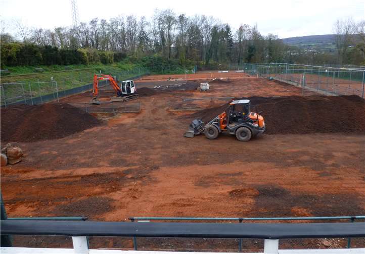 Für die Sanierung der Plätze 2 bis 6 auf der Tennisanlage des TC-Neuwied auf dem Weißen Berg wurden 1000 Tonnen Lava und 120 Tonnen Ziegelmehl bewegt. Dank des milden Winters kam es kaum zu Arbeitsunterbrechungen, so dass das Vorhaben voll im Zeitplan liegt.