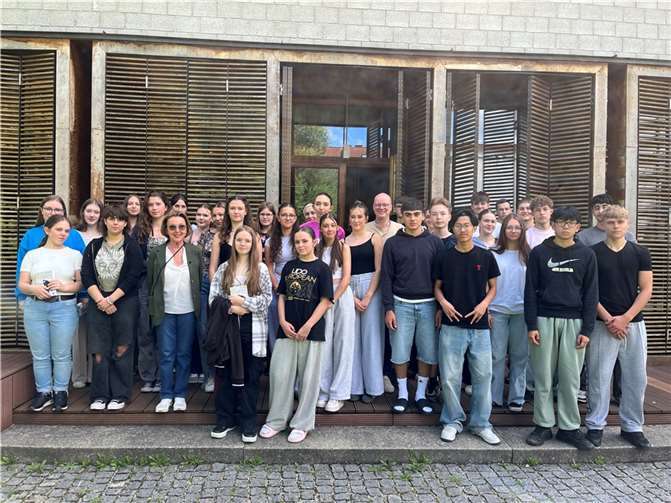 Für die Schüler und Schülerinnen war es eine eindrucksvolle Erfahrung, überhaupt noch die Möglichkeit zu haben, mit einer Überlebenden zu sprechen, die zudem so offen erzählte, engagiert und kämpferisch für die Verteidigung der Demokratie eintrat und bei allem, was sie erlebt hatte, trotzdem so lebensfroh war. Quelle: BvSG