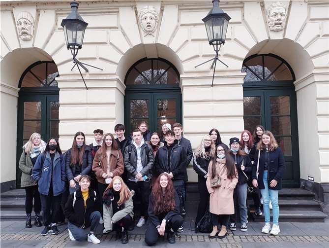 Für die SchülerInnen der Klasse 11b der Fachoberschule Mendig und ihre Lehrerinnen Laila Croé und Laura Rothmund ging es auf zum Theater nach Koblenz.Foto: privat