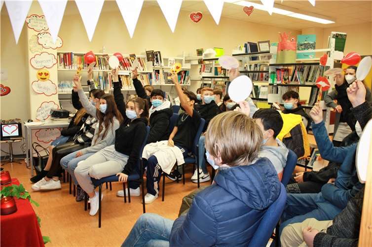 Für die Schülerinnen und Schüler galt es durch verschiedene Abstimmungsmethoden das Lieblingsbuch weiterzubringen. Quelle: Albert-Schweitzer-Realschule plus Koblenz