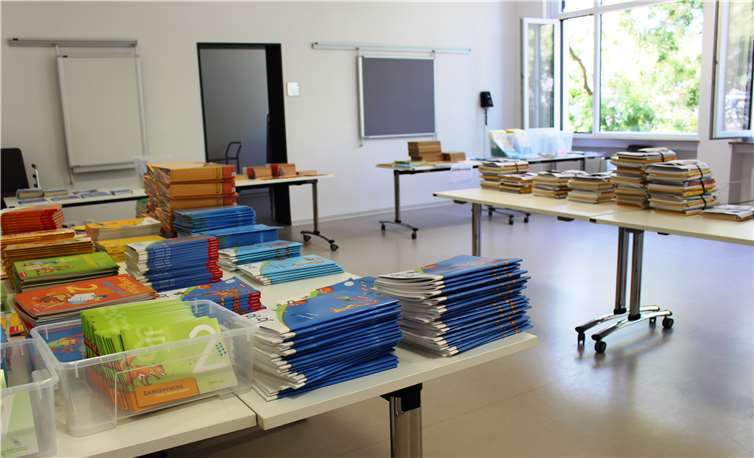 Für die Schulbuchausleihe sind viele Buchpakete gepackt. Foto: Eva Dreiser / Stadtverwaltung Lahnstein