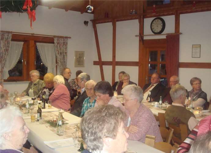 Für die Senioren ab 65 Jahren gab es ein kleines Geschenk und einen Einkaufsgutschein für Dinge des Alltags.privat